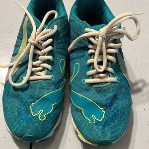 Puma size 7 tennis shoes used.